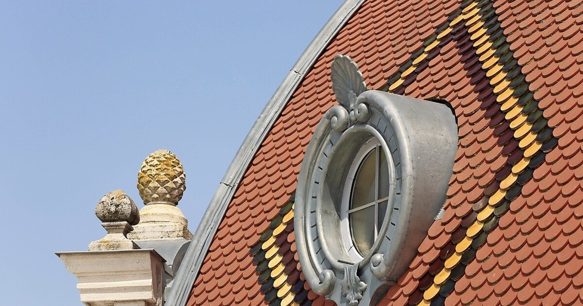 Zink-Ornamente am Dach