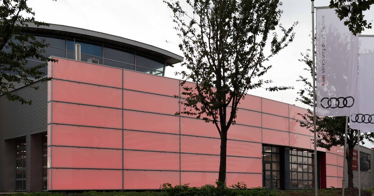 Innovative Leuchtfassade für ein Autohaus