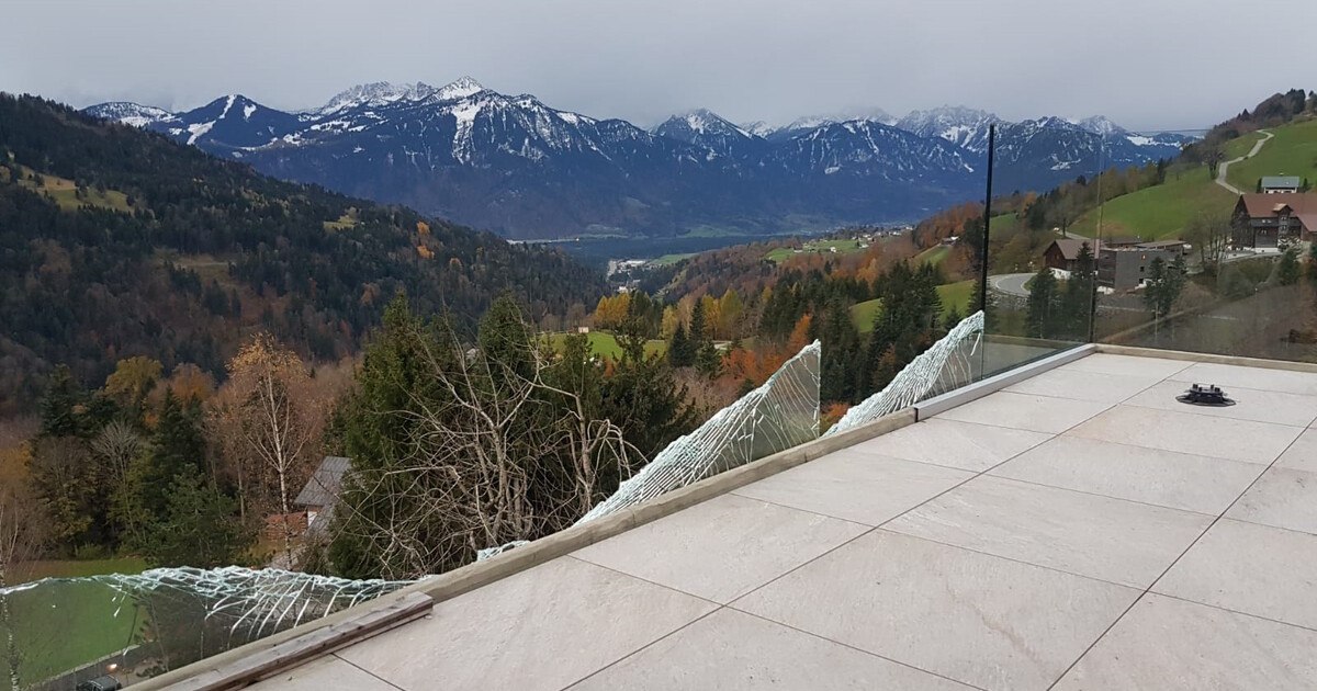 Wenn ein Föhnsturm ein Ganzglasgeländer prüft