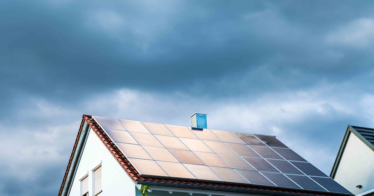 Dunkle Wolken über der Photovoltaik