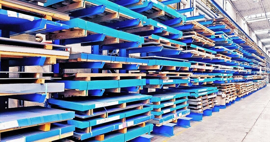 Besseres Handling eingelagerter Edelstahlbleche bei tschechischem Metallhändler.