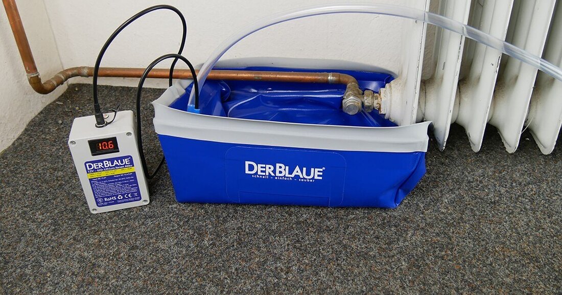 Für einen Installateur zählt Flüssigkeiten aufzufangen zum Arbeitsalltag. Nicht immer passt dafür ein Kübel.