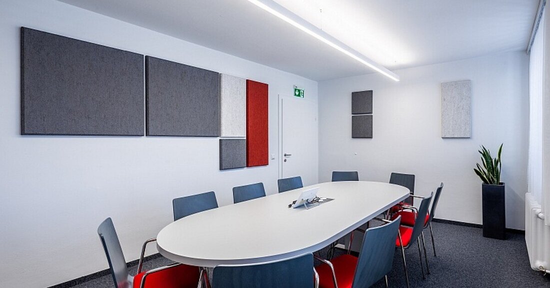 Die neue Rotkreuz-Bezirksstelle in Perg befindet sich in der umgebauten Bezirksbauernkammer. Besonders im Vortragssaal und Besprechungsraum wurde auf optimale Kommunikation geachtet. Beide Räume wurden mit nachhaltigen, schallabsorbierenden Akustikplatten aus Hanffasern der SynthesaGruppe ausgestattet.