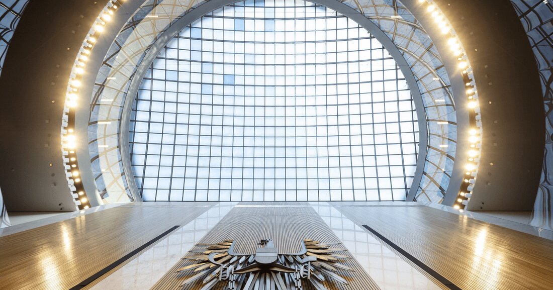 Die Metallwerkstatt Reisinger sanierte die Prunkstiege und den Bundesadler des kürzlich wiedereröffneten Parlaments.