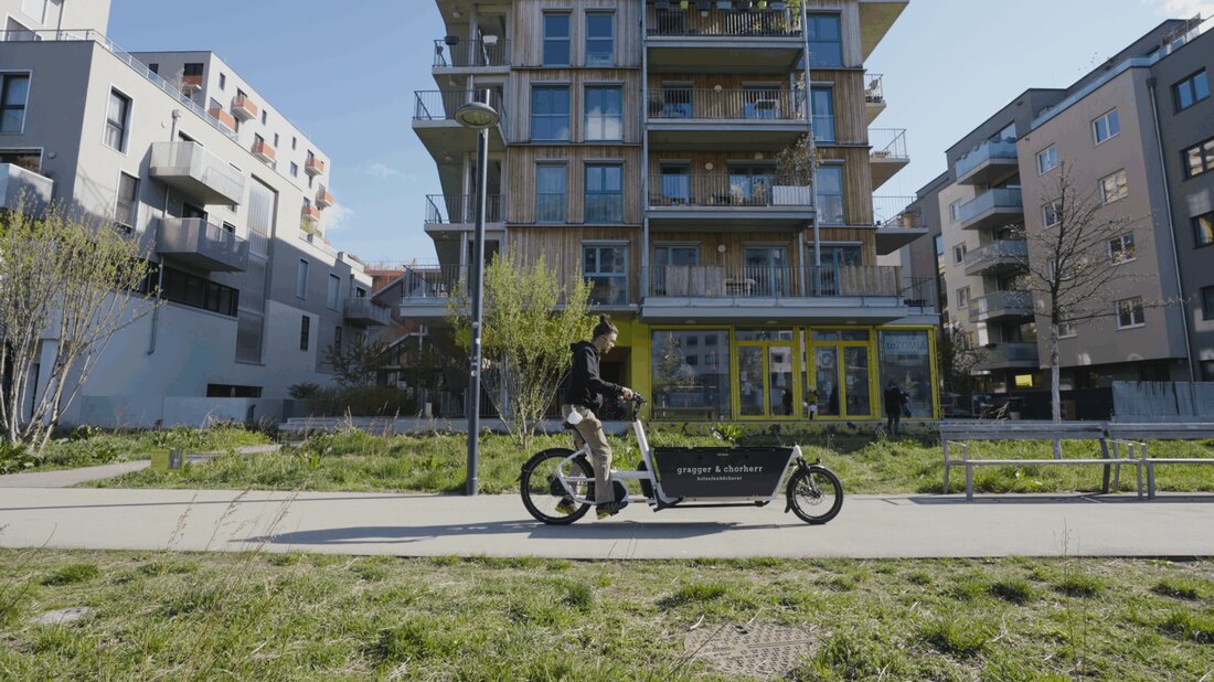 Leuchtturmobjekte klimafreundlicher Architektur mit dem Fahrrad entdecken: Das machen bereits über 500 Teilnehmer*innen seit dem 20. März in ganz Österreich.