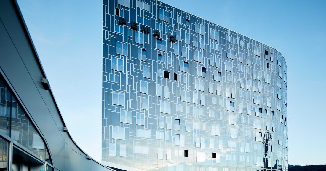 Gläserne Landmarke: In der Fassade des 50 Meter hohen Pema 2 in Innsbruck spiegeln sich die umliegenden Gebirgsformationen.