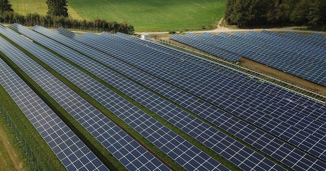 Im Sommer erfolgt der Baustart für eine groß angelegte PV-Anlage am Gelände des Zementwerks Holcim in Mannersdorf.