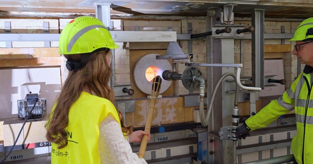 Nach der mehrmonatigen Kaltreparatur wurde Ende Mai das Feuer in der Glasschmelzwanne des Werks Porz (D) wieder entzündet.