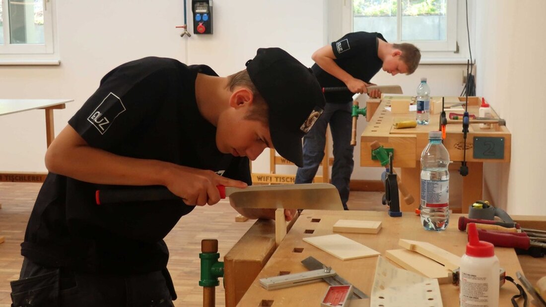 Ende April wurde in der Tischlereiwerkstatt des Wifi Tirol fleißig gesägt, gestemmt und gehobelt. Dort fand der Landeswettbewerb der polytechnischen Schulen (PTS) im Fachbereich Holz statt.