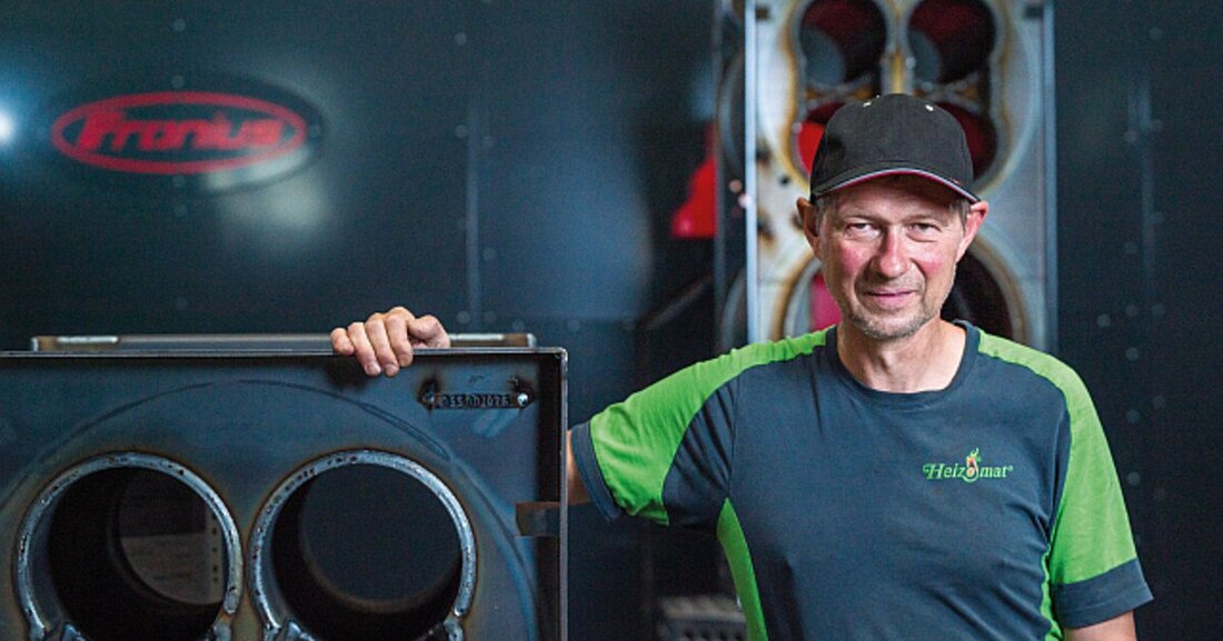 1982 erfand ein Tüftler die automatische Beschickung von Heizkesseln mit Hackgut – dank Roboterschweißtechnik ein Welterfolg.