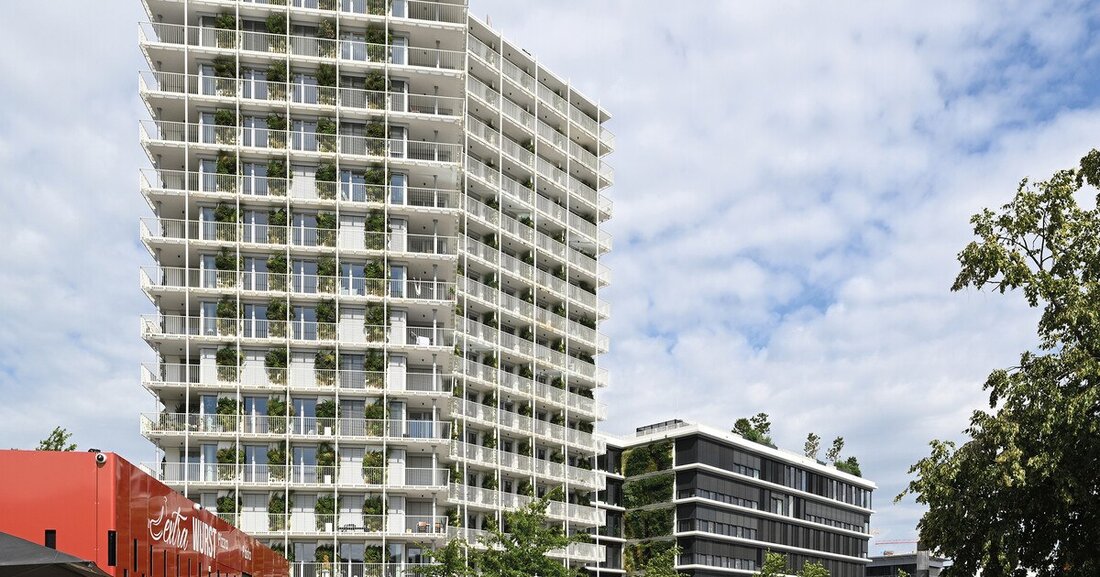 Das Eingangstor des neuen Freiburger Stadtviertels bildet der Green City Tower, der durch seine Fassadenbegrünung ins Auge fällt.