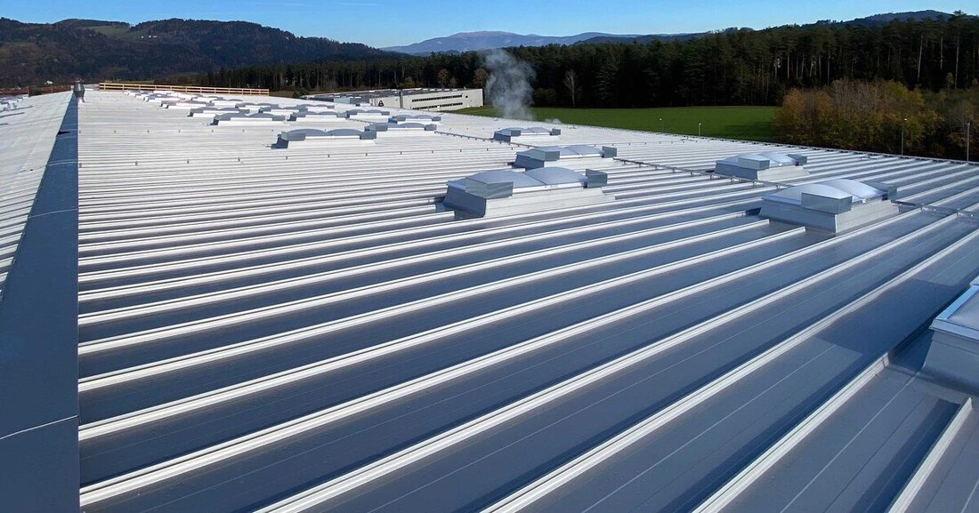 Mit Systembauteilen gelang die Sanierung von 5.300 m² Hallendachflächen bei laufender Produktion in nur acht Wochen.