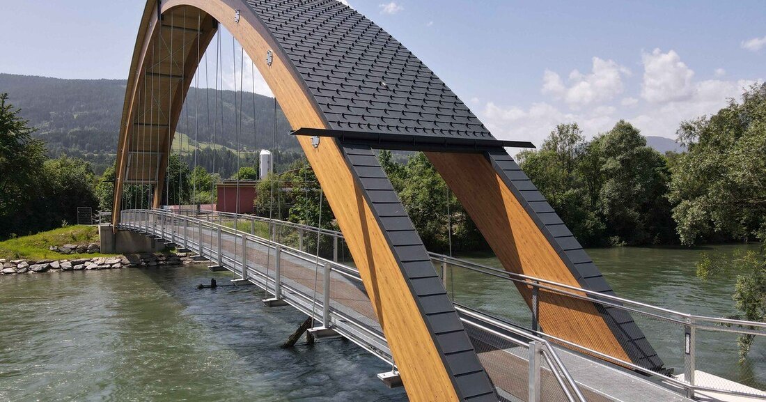 Eine neue Holzbrücke im Bezirk Murau wird von wetterresistenten Dach- und Fassadenplatten mit Stahlkern geschützt.