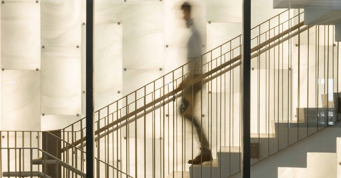 Die „Glas-Licht-Wand“ des Treppenhauses eines schwedischen Labors sollte schön und funktional sein.