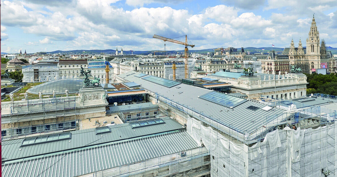 Die über 10.000 m² große Dachfläche des österreichischen Parlaments verlangte höchstes Know-how bei der Sanierung.