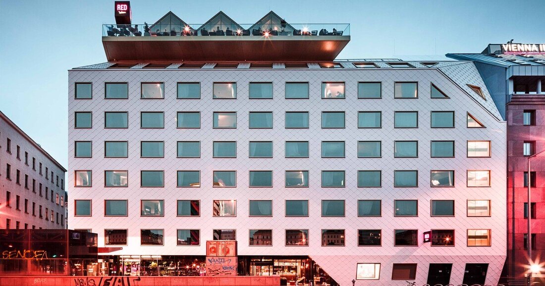 Das Grazer Büro Innocad architecture baute auf einem komplizierten Bauplatz in Wien ein Hotel mit einer ausdrucksstarken Architektursprache. Identitätsstiftend für "The Rock Radisson Red Vienna" ist seine durchgehende, strahlend weiße Aluminiumhaut.