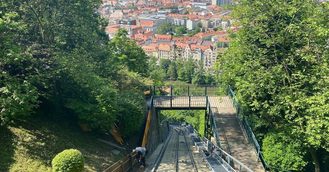Im Rahmen der Sanierung wurde auch die Bahntrasse der Grazer Schlossbergbahn mit einem neuen Oberflächenschutz versehen.