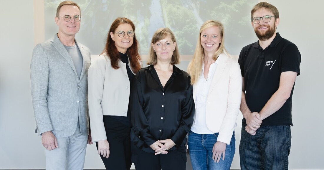 Expert*innen diskutierten mit Dach Wand Chefredakteurin Birgit Tegtbauer über Nutzen und Risiken von gefällelosen Dächern.