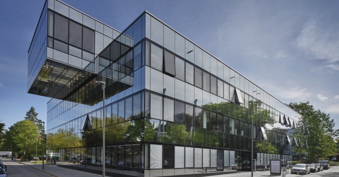 Die markante Ganzglasfassade des neuen Hamburger Polizei-Campus wurde mit modernstem Tageslichtglas ausgeführt.