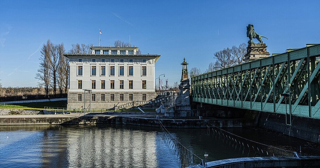 Dem Architekten Otto Wagner war anscheinend nicht alles so grün, wie man glauben möchte. Was längst wissenschaftlich belegt ist, kommt beim berühmten Schleusengebäude am Nussdorfer Wehr zur Anwendung.