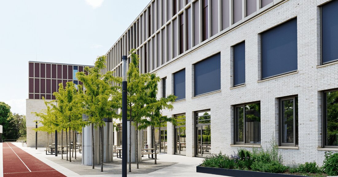 Ein neue Schule im bayerischen Freising erhielt eine raffinierte Fassade mit 3.600 m² Glasfaserbetonelementen.