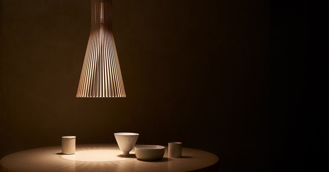 In einer kleinen Fabrik in der Nähe von Helsinki entstehen handgefertigte Leuchten aus Birkenholz – ein Luxus, der leise ist und genießen lässt.