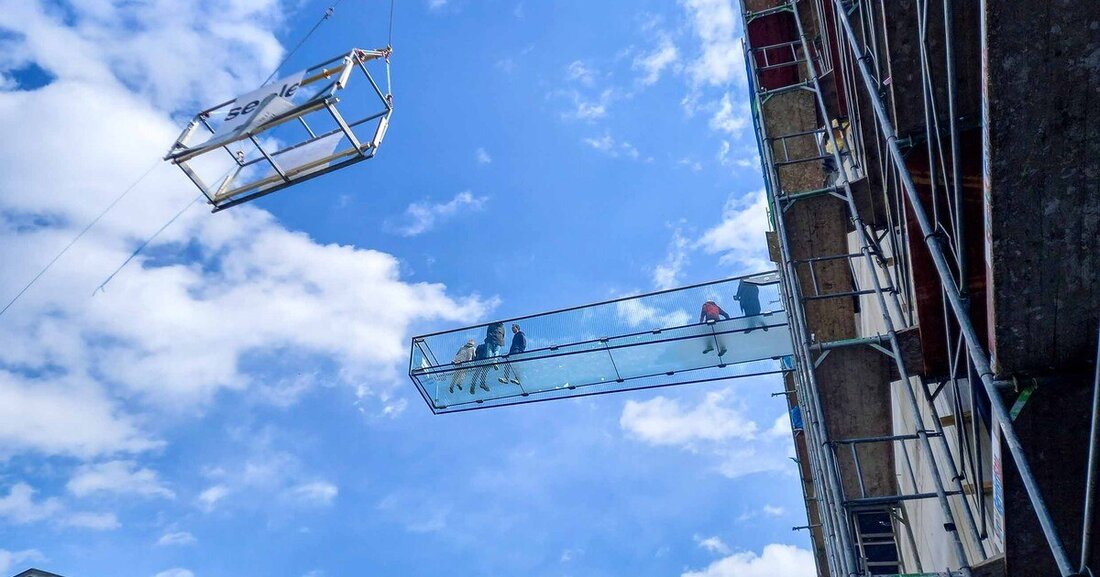 Das Highlight des neue Flagshipstore von Bründl Sports ist ein zehn Meter langer, freischwebender Skywalk aus Glas.