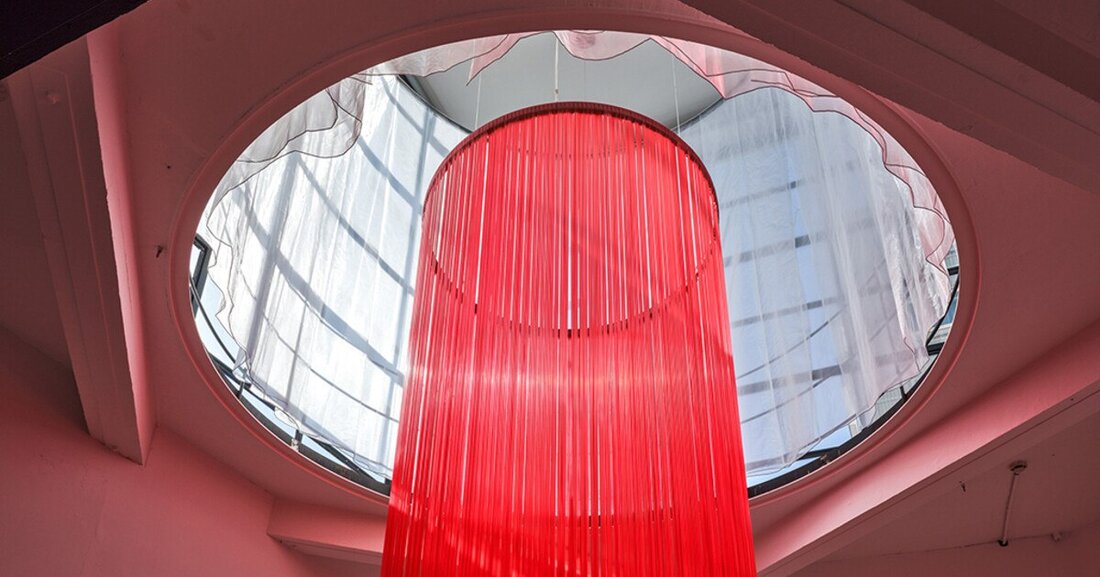 Mit unkonventionellen Materialien versucht das Architektenduo SelgasCano kostengünstige Lösungen zu finden.