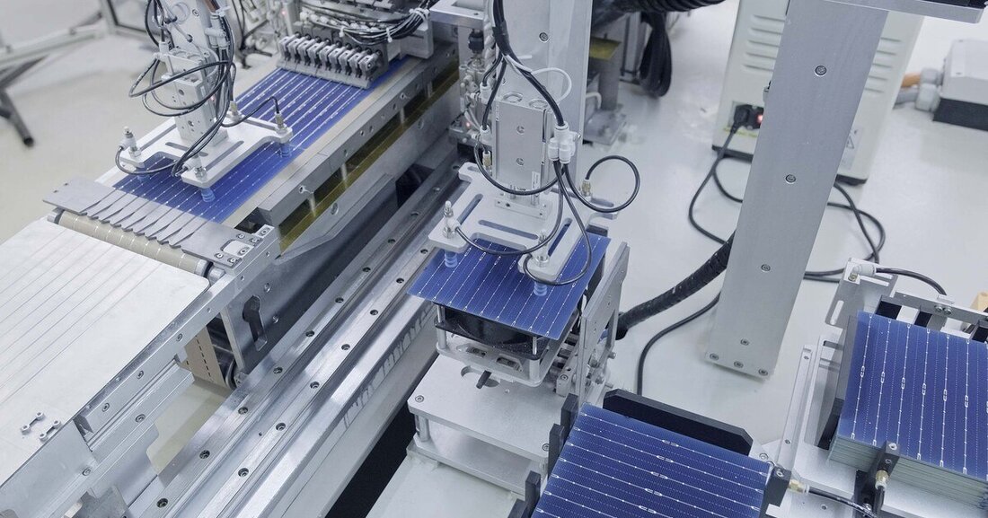 Saint-Gobain und der Schweizer Solarmodulhersteller Megasol gehen eine strategische Partnerschaft ein.