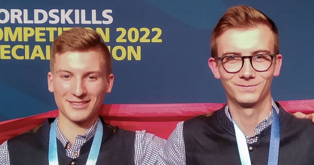 Gregor und Jakob Litschauer sichern sich bei den WorldSkills im Bewerb Mechatronik eine "Medallion for Excellence".