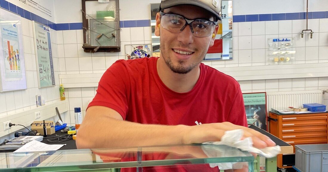 Um sich für die AustrianSkills und EuroSkills fit zu machen, trainierten die Glasbautechniker*innen in der Berufsschule Wels.