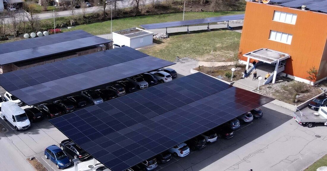 Der Schweizer Solarhersteller Megasol verwandelt Parkflächen mit dem Schnellmontage-System "Nicer X" in Solar-Carports.