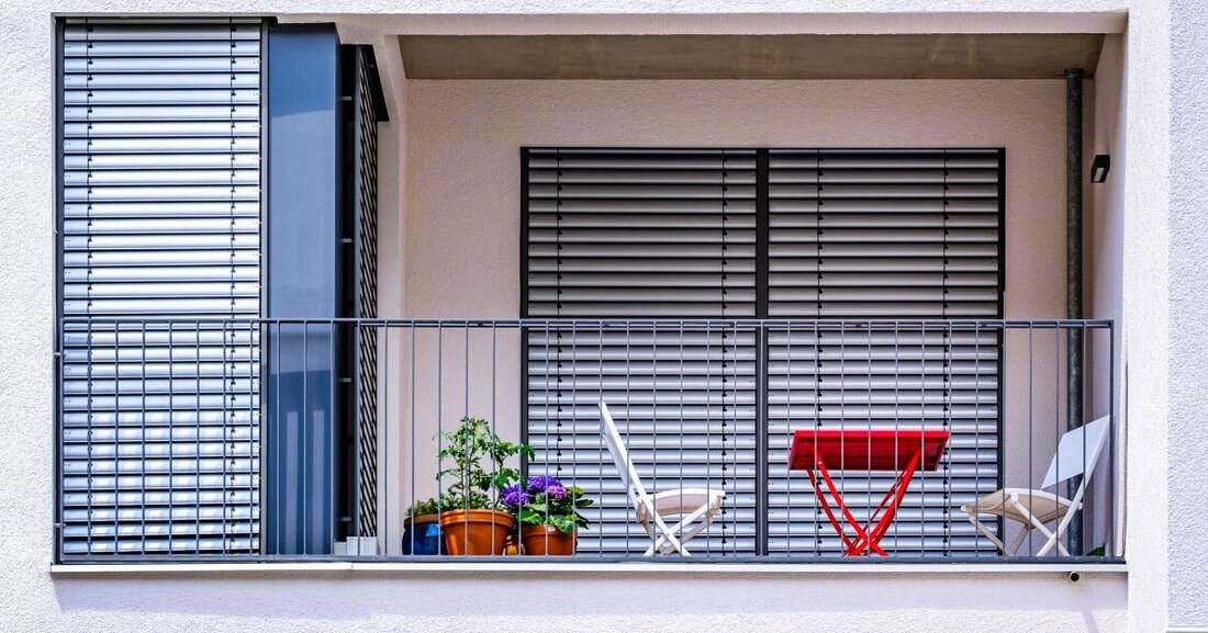 Das BVST-Positionspapier zeigt auf, dass variabler und automatisierter Sonnenschutz gegen die Überwärmung von Gebäuden helfen.