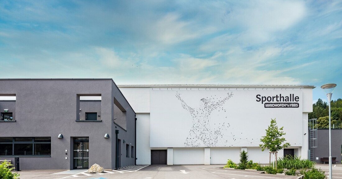 Sanierte Sporthalle in Waidhofen an der Ypps: Fassade aus Hanf