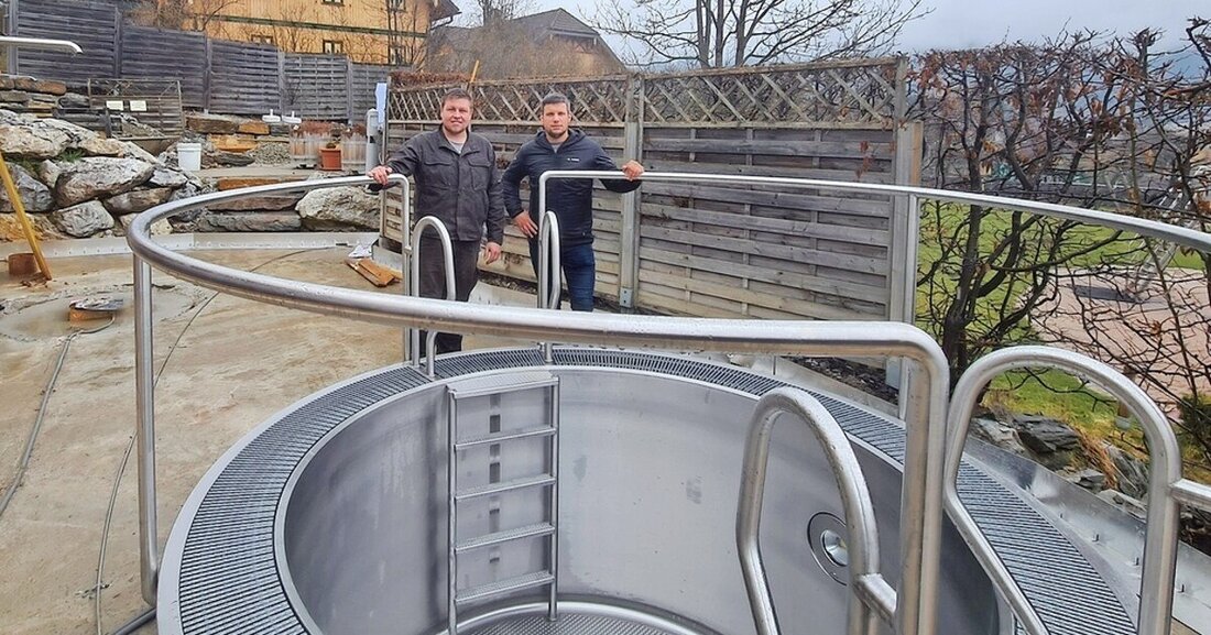 Edelstahlbecken verschafft Wellnessgästen Abkühlung.