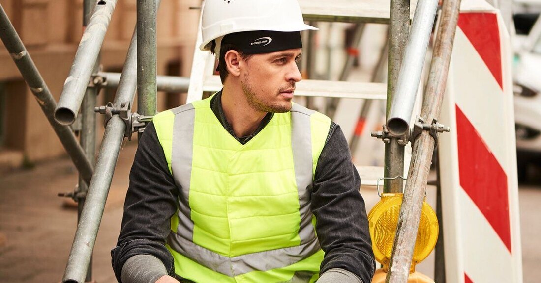 Kopfbedeckung, viel Flüssigkeit und spezielle Kühlkleidung gehören im Sommer am Bau zu den besten Helfern.