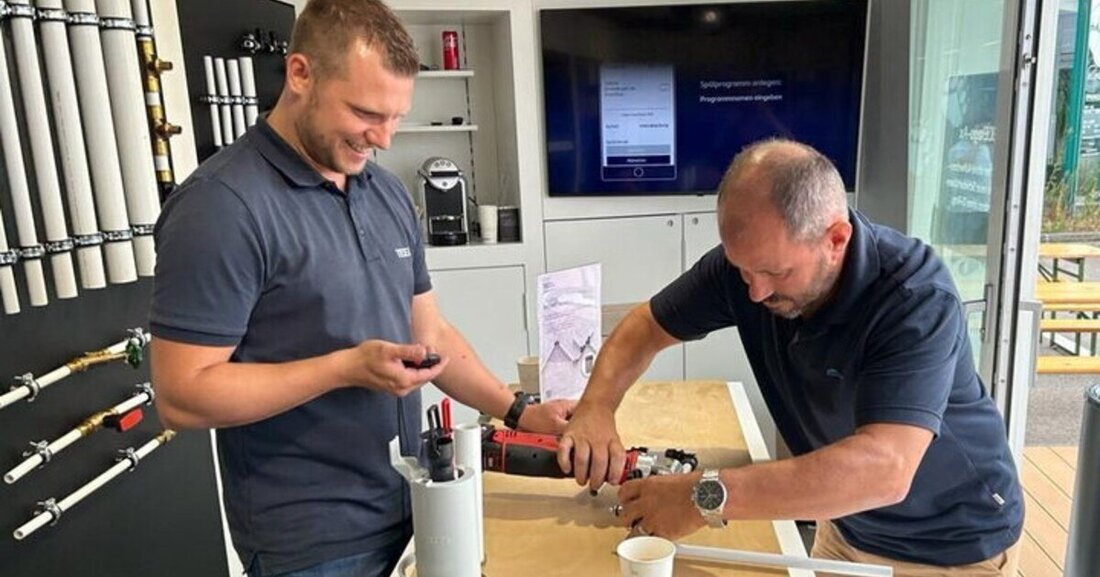 Wer kann am schnellsten ein vorbereitetes Set eines Tece Schiebehülsensytems verpressen?