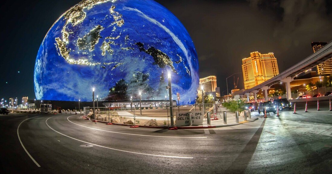 "The Sphere" ist die aktuell größte Kugelkonstruktion der Welt. Darin verbergen sich Isolierglaseinheiten in Form von Parallelogrammen.