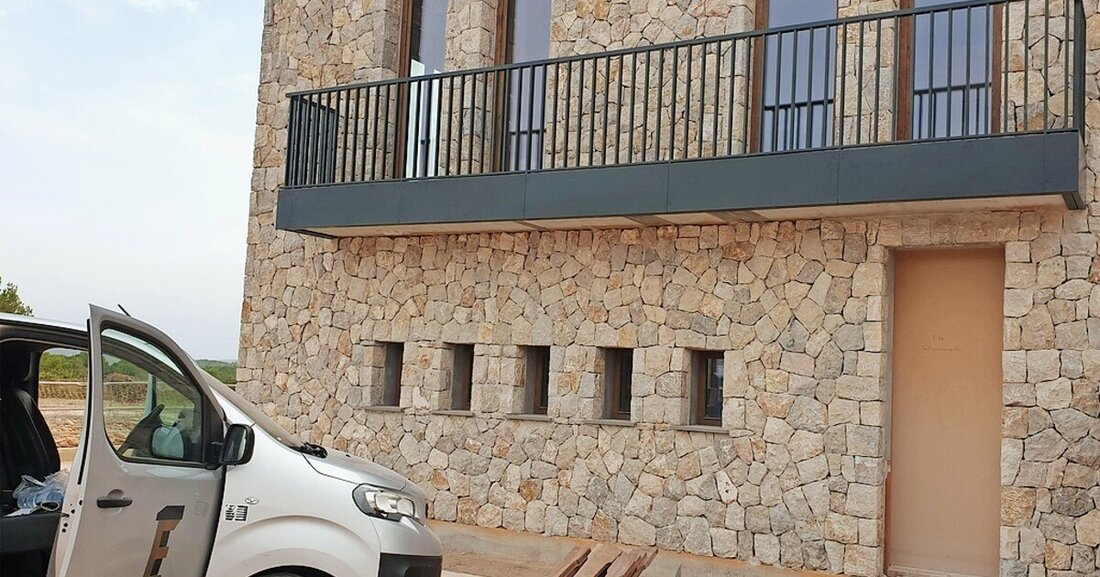 Die Tiroler Edelschmiede setzte im Auftrag der Tischlerei Trixl aus Fieberbrunn umfangreiche Arbeiten für eine Privatfinca in Mallorca um.