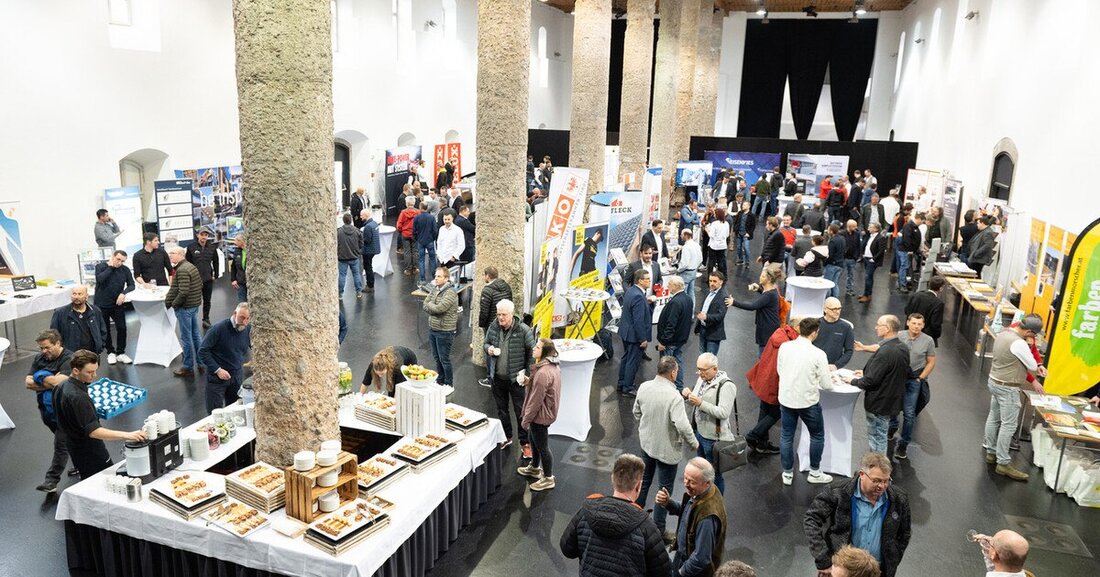 Der Tag der Tiroler Dachdecker, Glaser und Spengler lockte mehr als 250 Teilnehmer*innen in das Salzlager Hall.