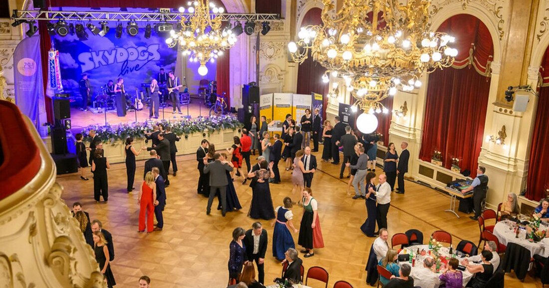 Das Programm des Tischlerballs 2025 verspricht eine beschwingte Ballnacht mit „Open End“.