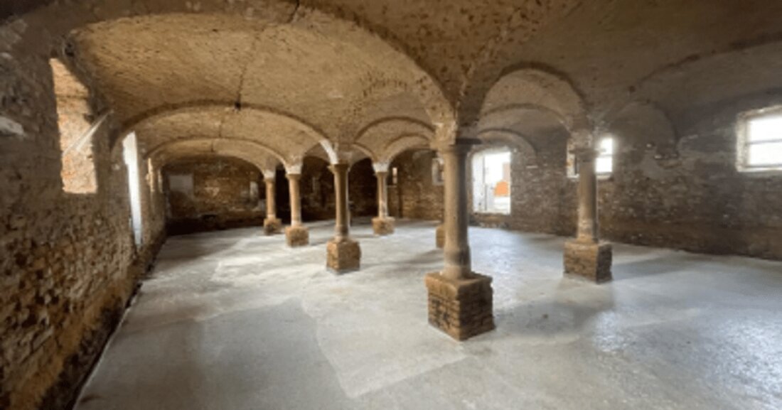 Bei zu viel Wasser in der Bausubstanz liegt die Ursache meist in der aufsteigende Feuchtigkeit bei Fehlen einer Horizontalsperre.