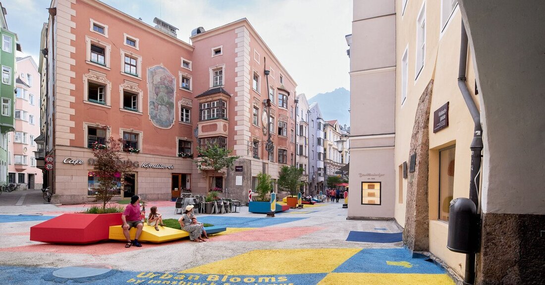 Das Projekt "Urban Blooms" bringt Farbe in die Innsbrucker Innenstadt. Kernelement sind Möbel der Holzmanufaktur Auer.