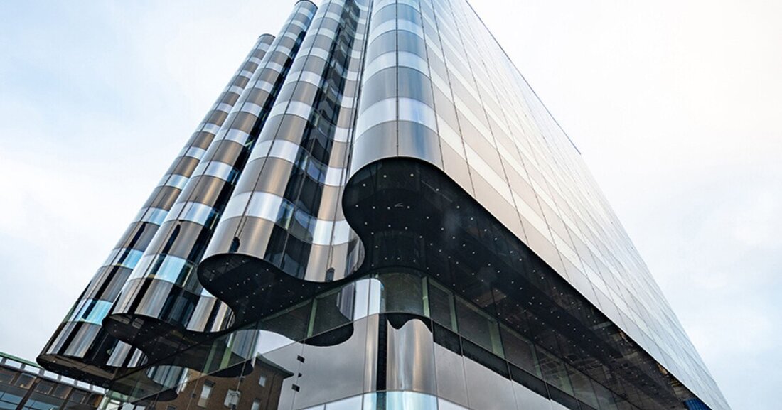 Flexible Abstandhaltersysteme unterstützen maximale Transparenz in der modernen Glasarchitektur.