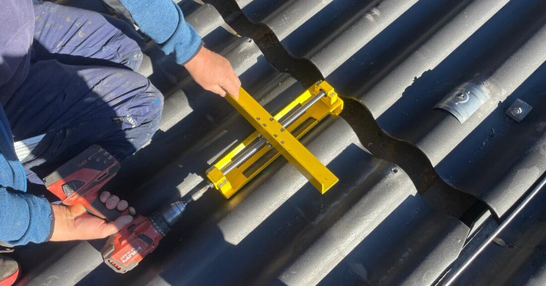 Mit dem patentierten "Wellenlöser" lassen sich Wellplatten zum Austausch ohne Mühe nach hinten schieben.