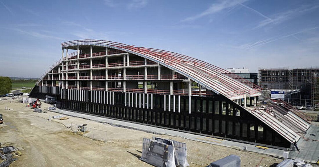 Der von Hadi Teherani Architects geplante Innovationsbogen Augsburg begeistert durch eine stilvolle Architektur.