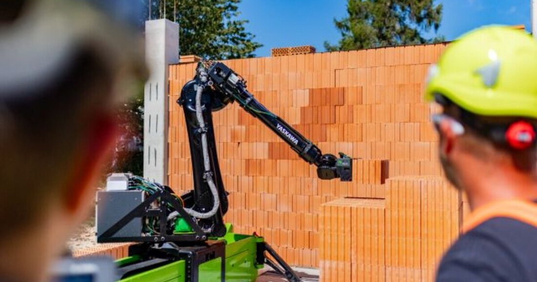 Wienerberger will 2025 den ersten Ziegelroboter in Österreich am Markt anbieten. Die Maschine ist besonders schnell.