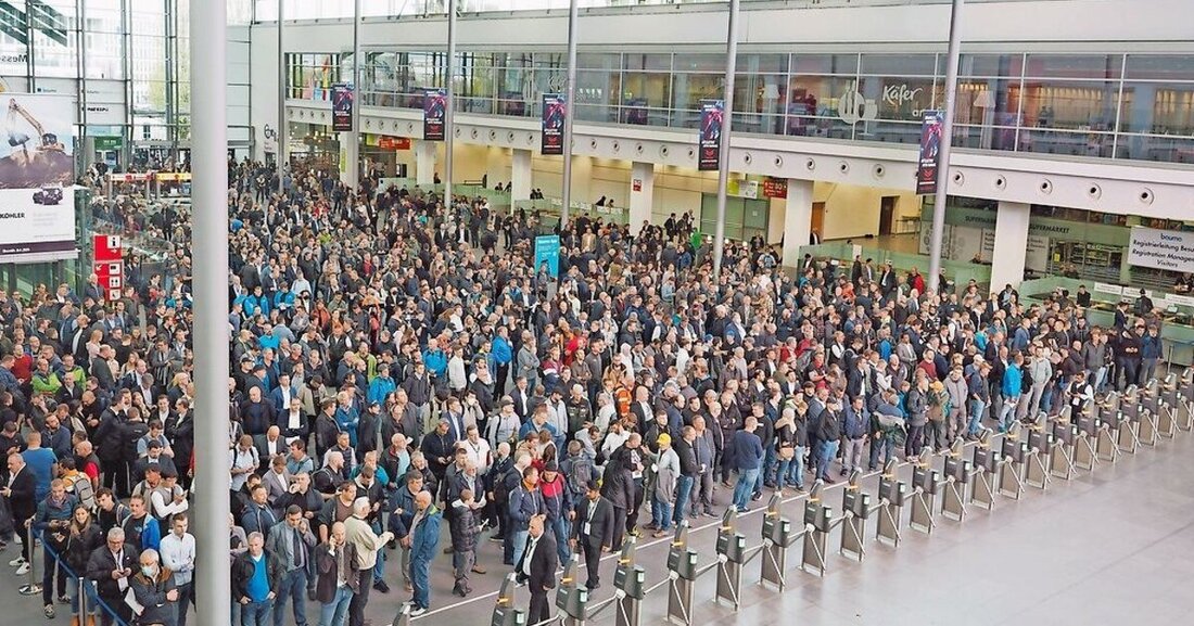 Viele Besucher und gute Gespräche: Die Bauma 2022 feiert trotz Herbsttermin einen gelungenen Auftakt.