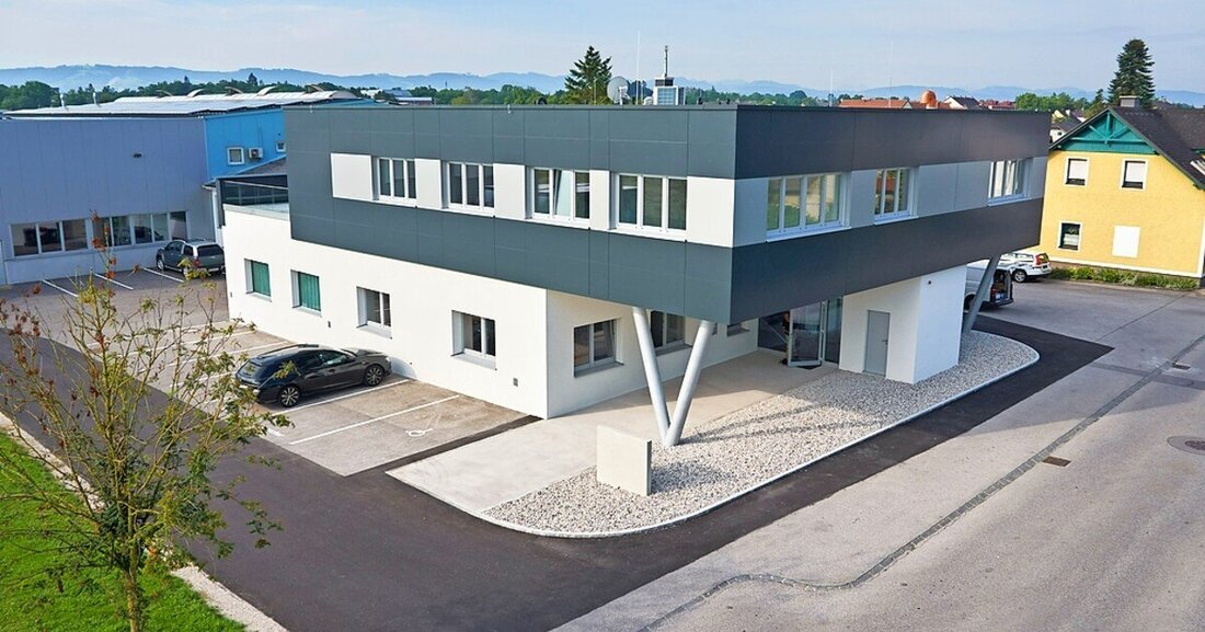 Gelungene Modernisierung: Die neue metallische Gebäudehülle in Form einer Alucobond-Fassade stellt einen klaren Bezug zur Firmentätigkeit her.