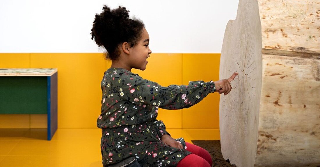 Seit Februar 2021 lernen Kinder bei der Ausstellung „Alles Holz“ im Zoom Kindermuseum Holz mit allen Sinnen kennen.